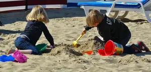 immagine di bambini che giocano in spiaggia